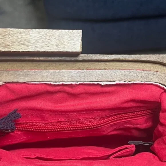 NWT Chloe & Lex Garden Wooden Handle Clutch - Picture 5 of 6